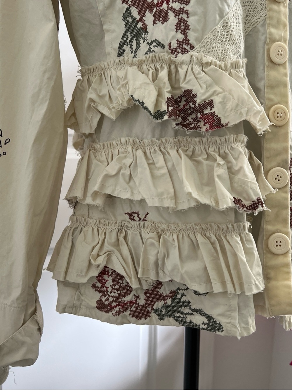 Women's Cream Ruffle Button-Front Blouse with Floral Print XL - Picture 4 of 10